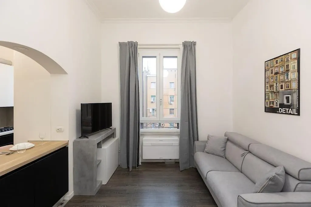 Apartment Elegant Roman Suite Near The Colosseum And Metro Italy