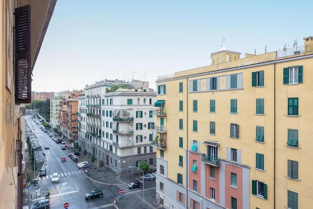 Elegant Roman Suite Near The Colosseum And Metro 0*, Rome