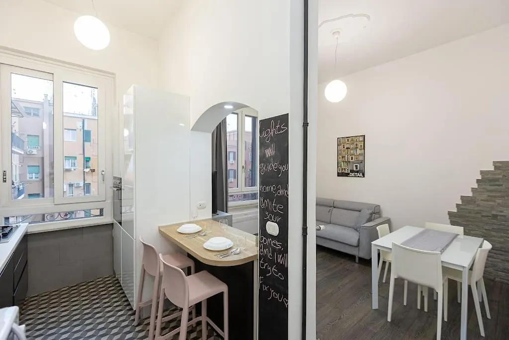 Elegant Roman Suite Near The Colosseum And Metro Italy